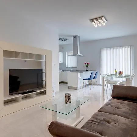 Spacious Apartment Steps To The Promenade Sliema Exterior photo