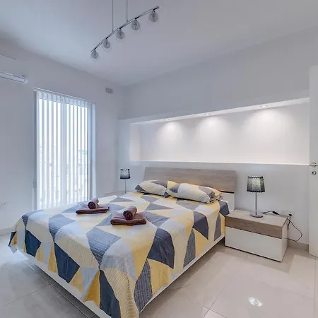 Spacious Apartment Steps To The Promenade Sliema Exterior photo