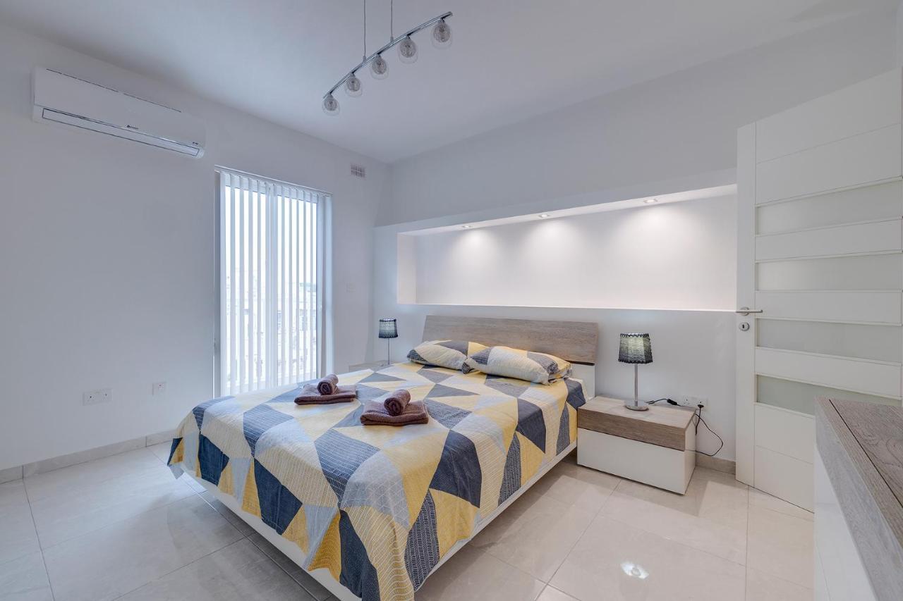 Spacious Steps To The Promenade Sliema